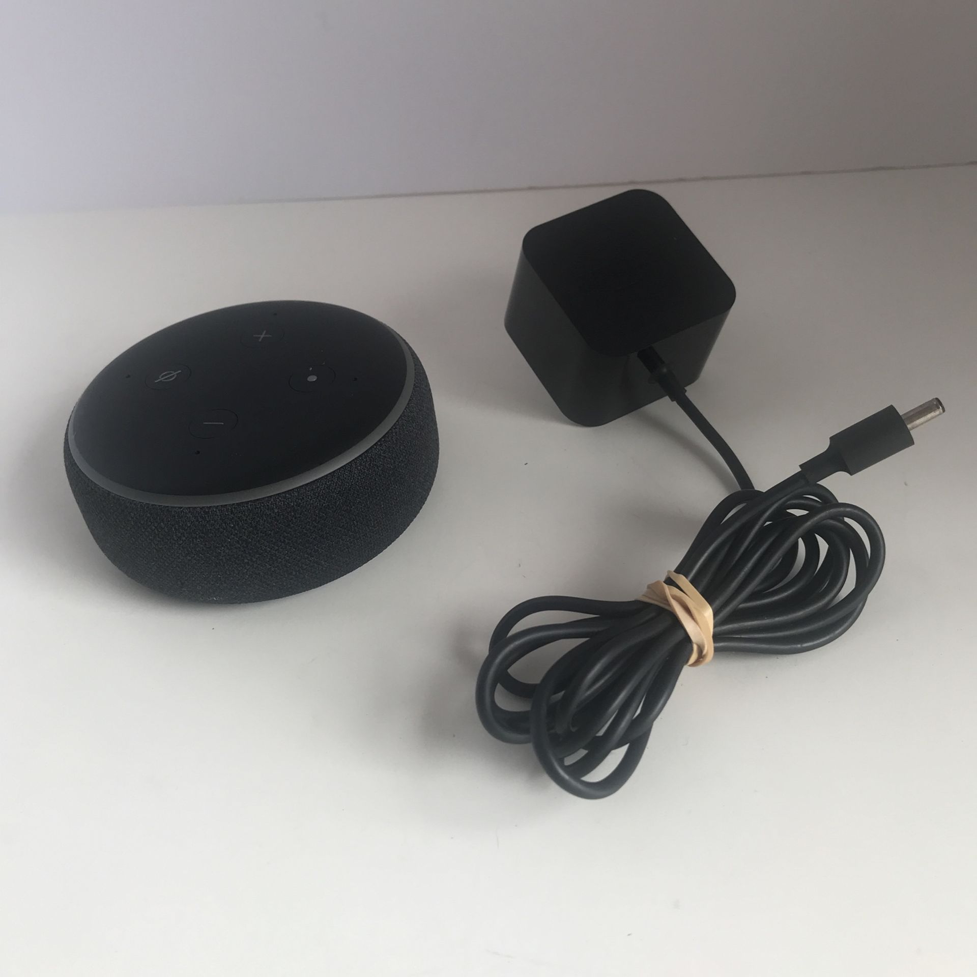AMAZON EU ECHO DOT 2ND GENERATION SMART SPEAKER L-2338 W/ORIGINAL POWER ADAPTER