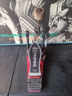 DW 5000 Series Accelerator single chain drive bass drum pedal, recognizable by the red baseplate