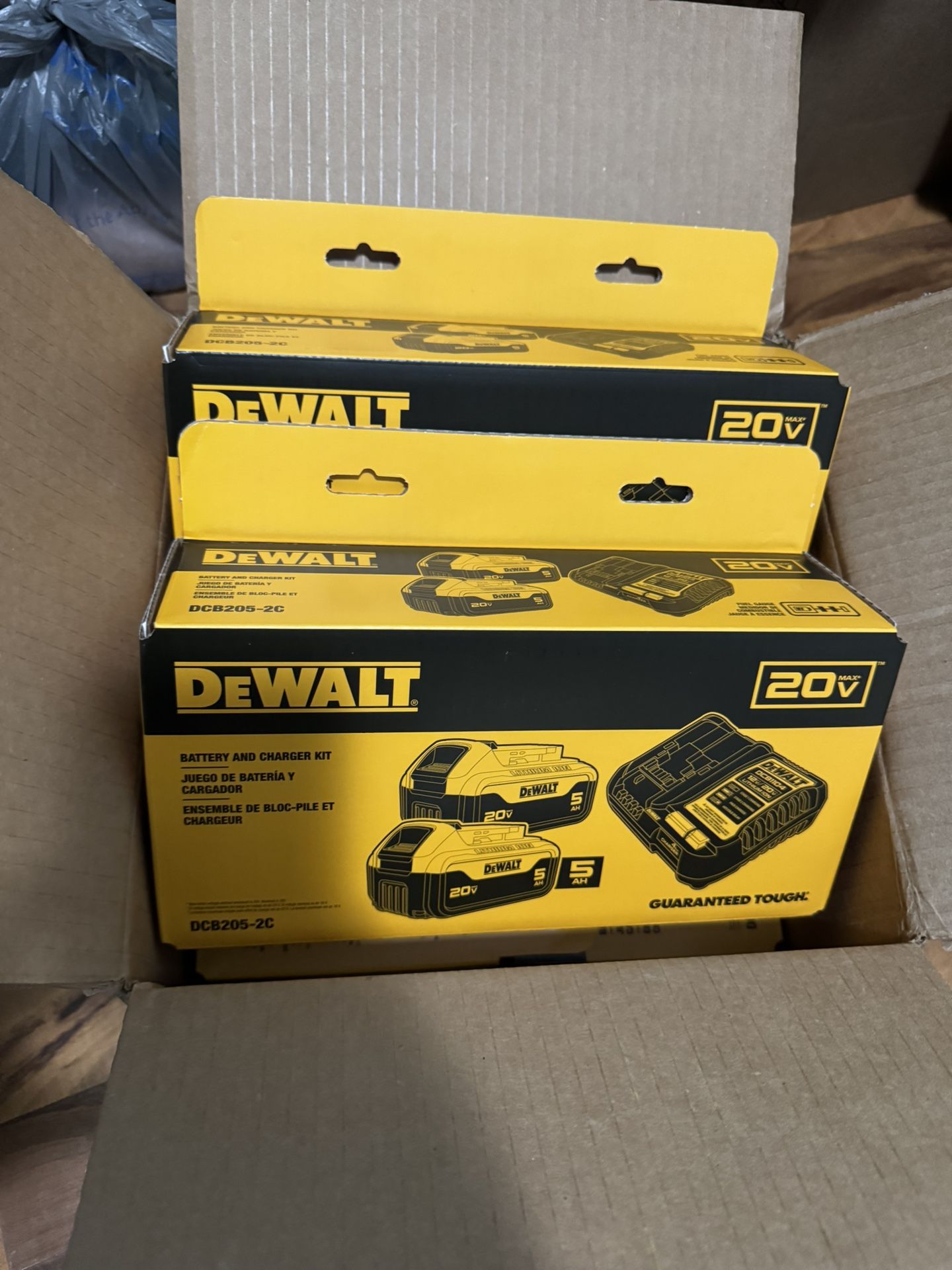 DEWALT 20-V 2-Pack Lithium-ion Battery and Charger (5 Ah)