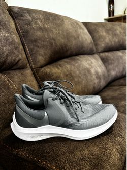Nike zoom tennis shoes size 9 for women’s