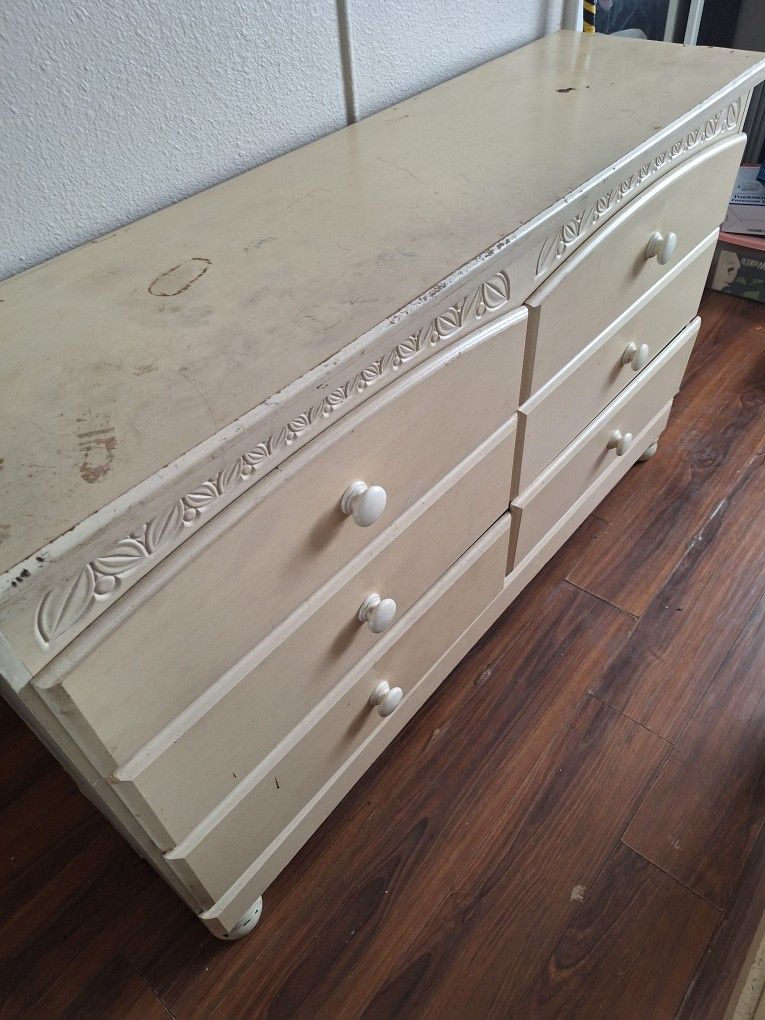 *Queen Frame/Dresser W/Mirror