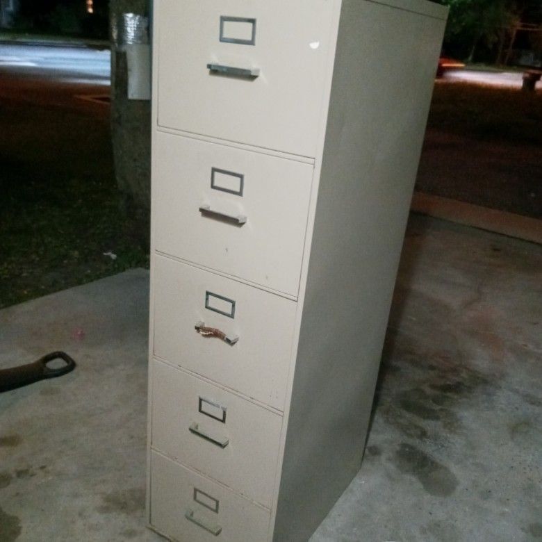 5 Drawer File Cabinet. Comes With Key . Selling For 100 Or Best Offer