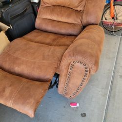 2 Couches  2 Recliners 