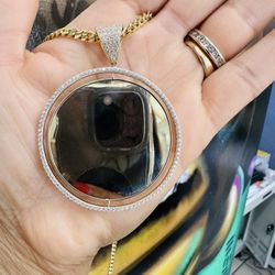 10k Big Round Picture Pendant 