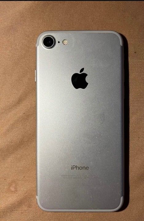 IPhone 7 Unlocked with Warranty 😊