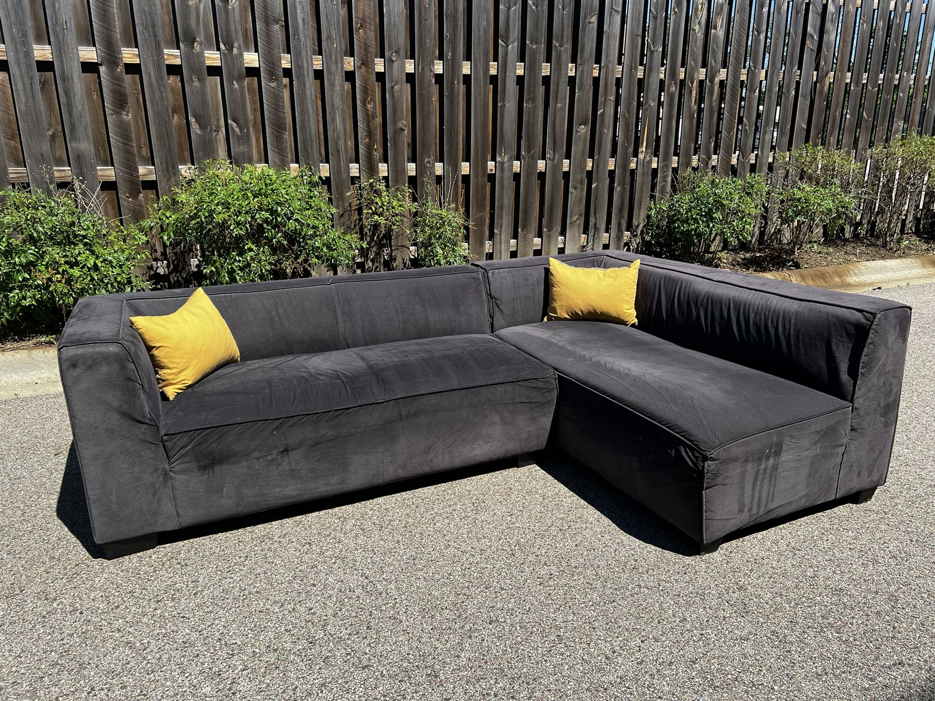 Beautiful Gray Sectional Couch! ***Free Delivery***