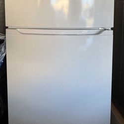 Frigidaire 14 Cu. Ft. Top Freezer Refrigerator FFTR1425VW
