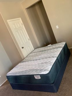 QUEEN HARMONY LUX BEAUTYREST MATTRESS AND FREE BOX SPRING