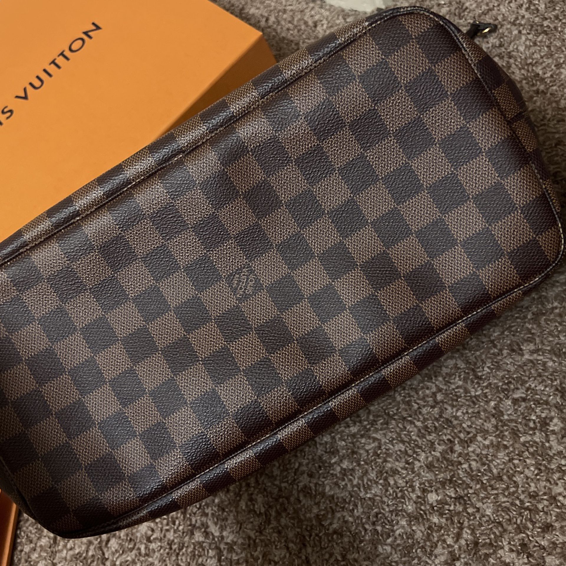 LV neverfull mm Pouch for Sale in Merced, CA - OfferUp
