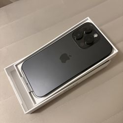 iPhone 14 Pro - Cracked Screen