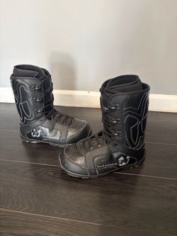 Snowboarding boots