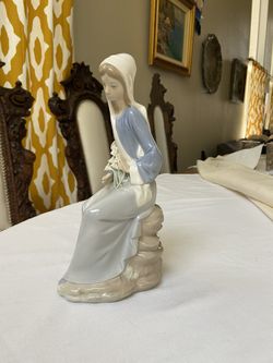 Lladro "Girl with Lilies Sitting" Perfect  Condition.