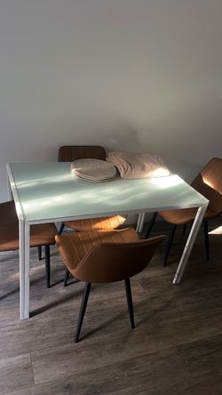 4-Piece Dining Table Set with 4 Chairs – Excellent Condition