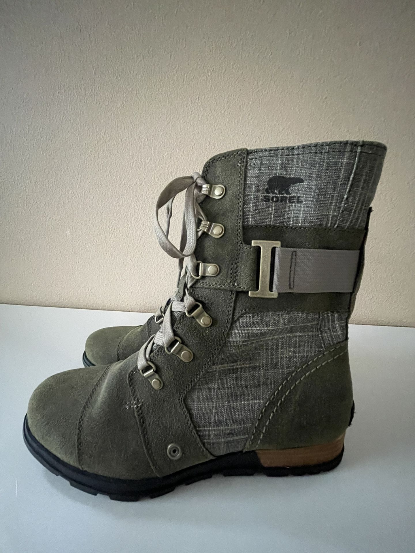NEW size 9 women's SOREL Major Carly Boots Suede Lace Up Zip olive dark green color (without box)