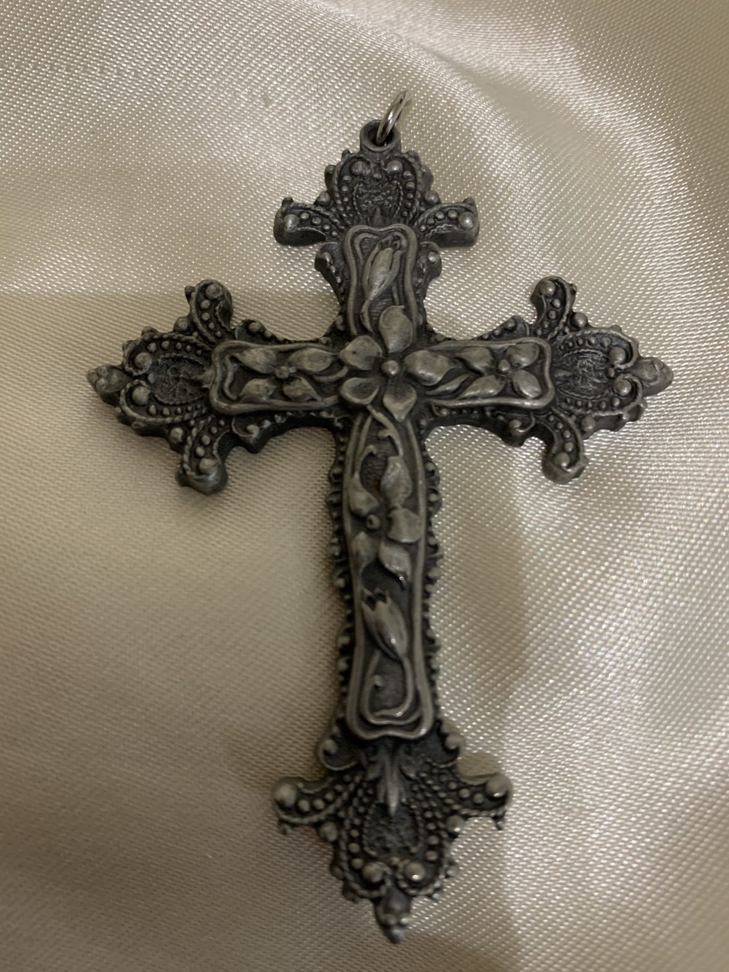 Vintage pendant pewter crucifix by Goldn’Things