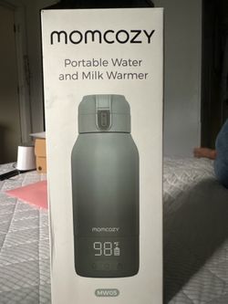 Momcozy portable water and milk warmer.