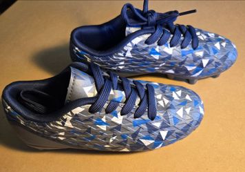 Dream Pairs Soccer Cleats. Kids Sz 13. Great Condition.