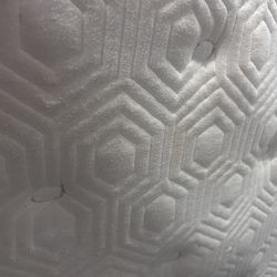 Colchón Queen Serra Sleepy’s mattress Hush pillow