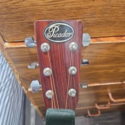 GUITRA MARCA   Ricador  Con   el Cases  Marca   Chomac Cast Muy Buenas  Condiciones