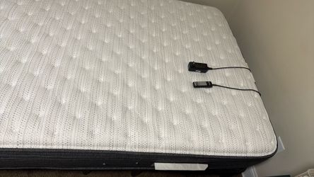 Sleepy’s Adjustable bed frame with Full size Mattress