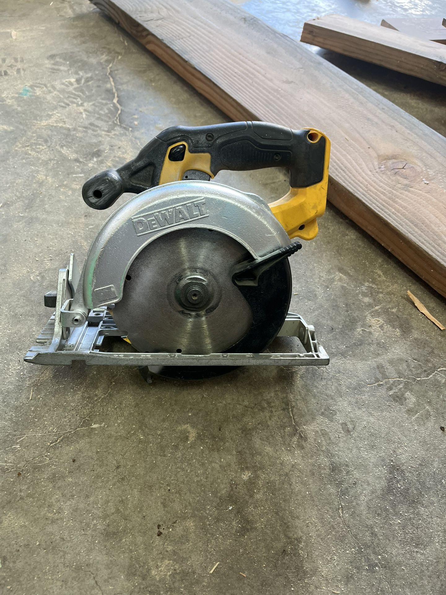 Dewalt Circular Saw W/battery And Charger