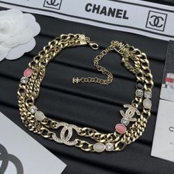 A fashionable and versatile necklace