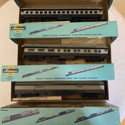Lot of 4 Athearn miniature trains 1(contact info removed) 1(contact info removed)