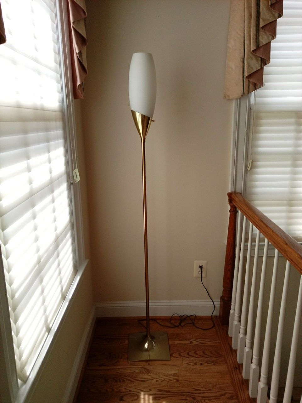 Very elegant lamp. Gold