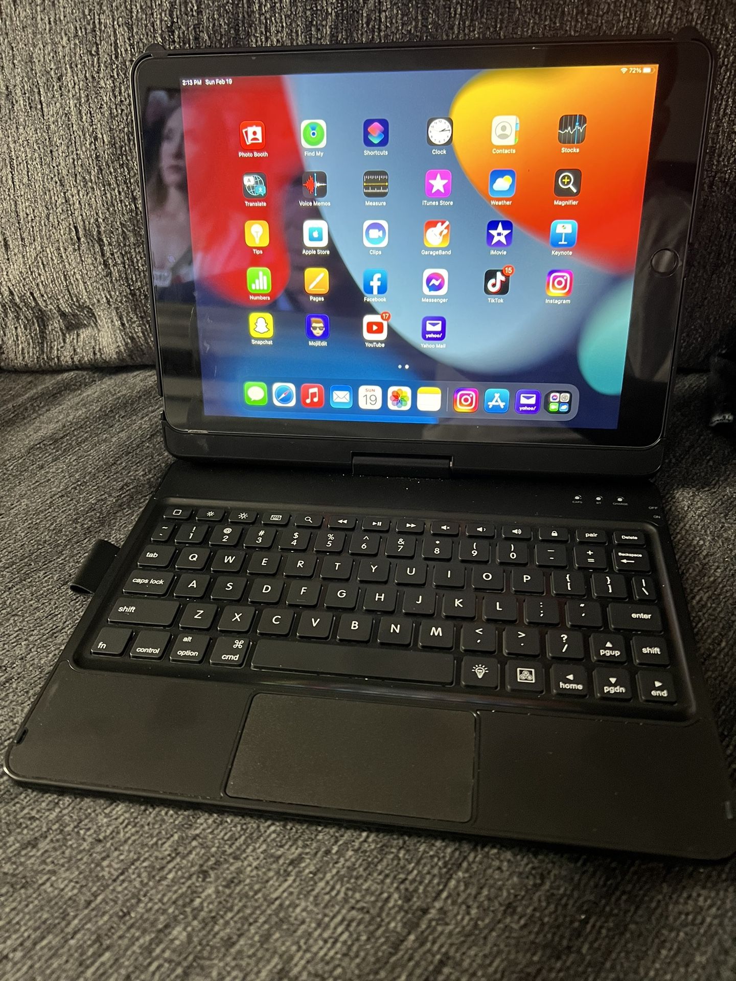 iPad 9th Generation. Comes With Pen N Keyboard .. $400 Or Best Offer