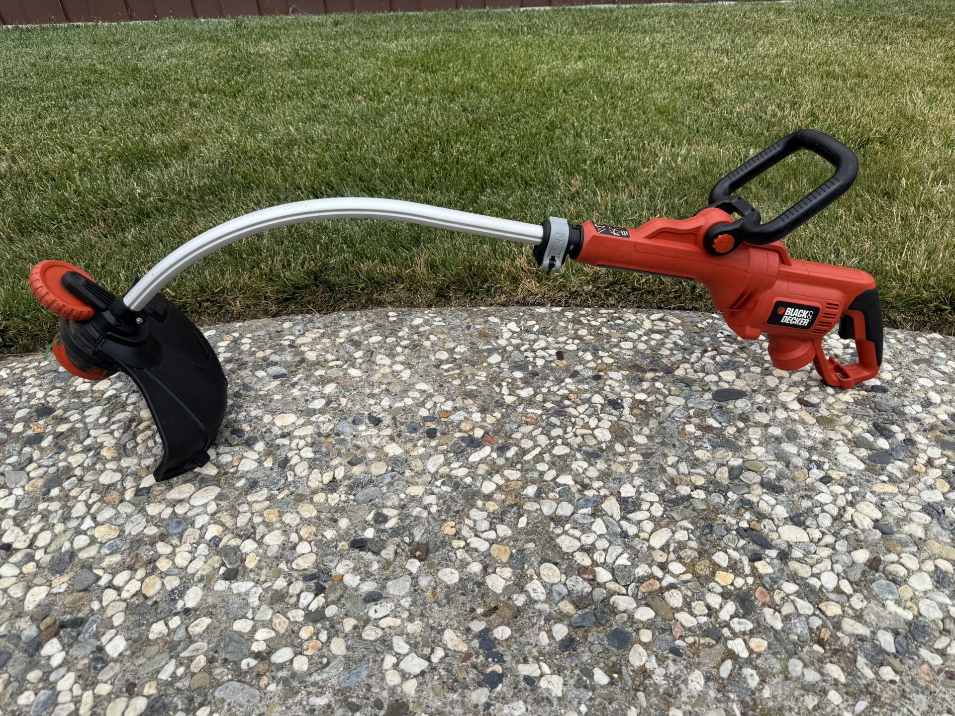 Black & Decker 14-in Curved Shaft Corded Electric String Trimmer & Lawn Edger (Like New) Like New Condition and works Great! Sells at Lowes for $89.