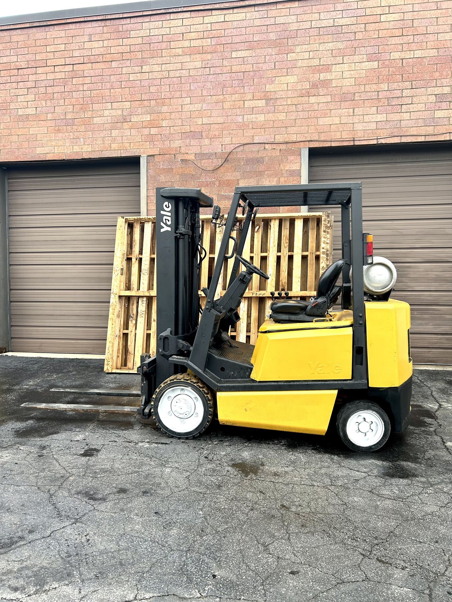 Yale Forklift. Like New! Triple Mast. Side Shift. Capacity 5000 Lb. Propane. Outdoor & Indoor Use. Ready For Work. No Issue. No Leaks.