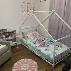 Twin white bed / mattress
