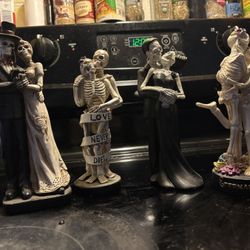4 Skull Statues