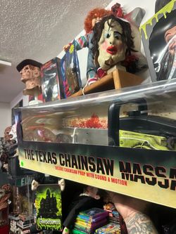 Texas Chainsaw Massacre Deluxe Chainsaw Prop