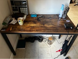 Escritorio de madera y aluminio