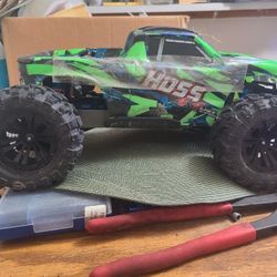 Traxxas Hoss, 2 3s Li-pos With Low Hours. 