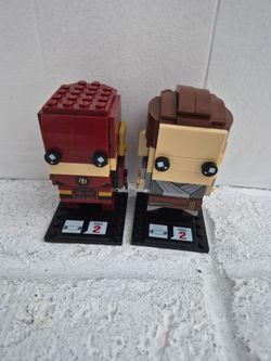 Two lego statues Rey and Flash