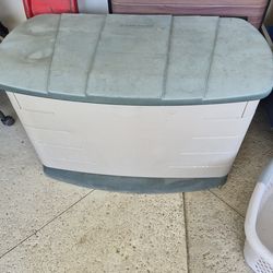 Rubbermaid storage 2'x3'