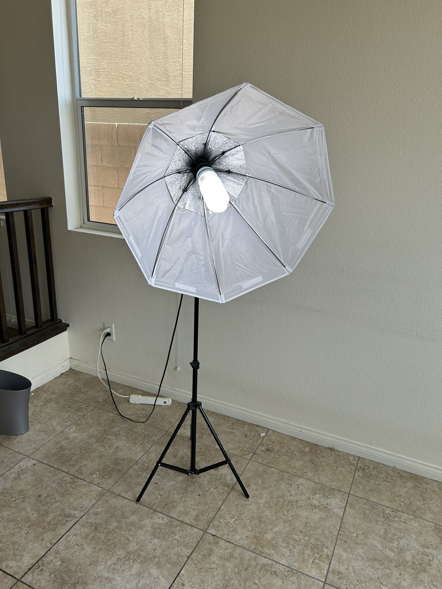 Adjustable(42-67 “) light umbrella tripod for photos.