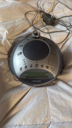 How medics alarm clock/radio with feature to present time on ceiling