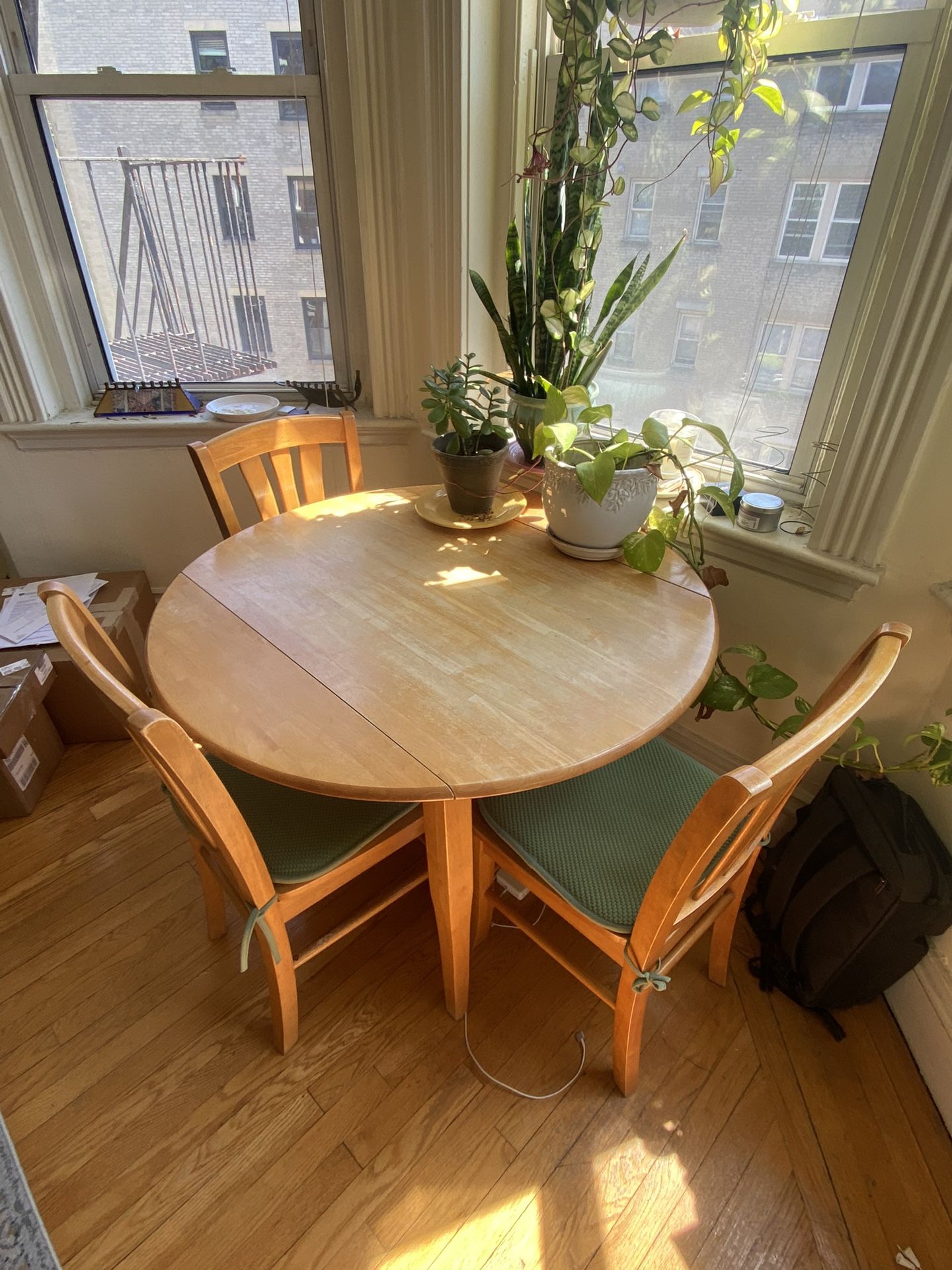 Dining kitchen table and 4 Chairs