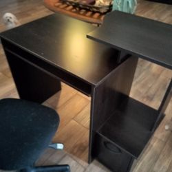 Desk An Rolling Chair 