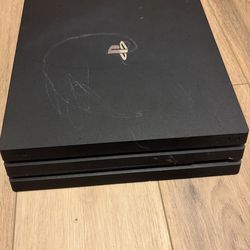 Ps4 pro with 2 controllers (turns on and then turns off)