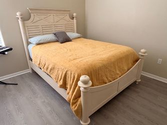 Farmhouse/Cottage-style Queen-size Bed