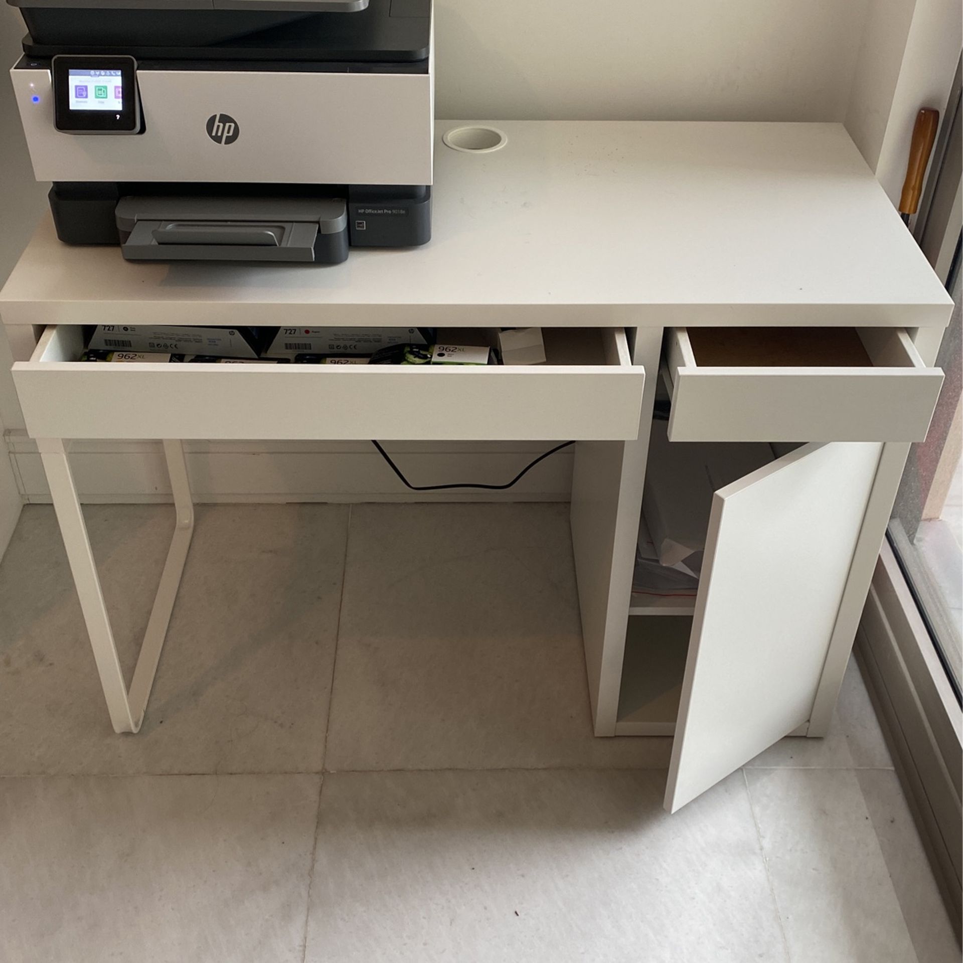 White Desk for Sale in Miami, FL OfferUp
