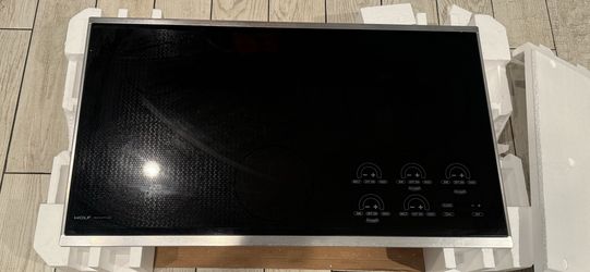 Wolf 36 in. Induction Cooktop in Black with Stainless Steel Trim with 5 Elements