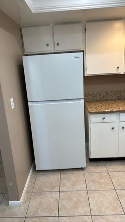 Medea white refrigerator - 18 cubic feet- like new