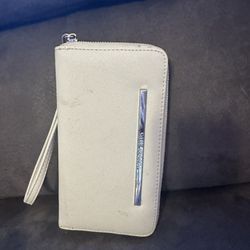 Steve Madden White Zip Wallet / Clutch – Sleek & Stylish