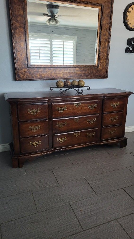 BEAUTIFUL SOLID WOOD LONG 9 DRAWERS DRESSER