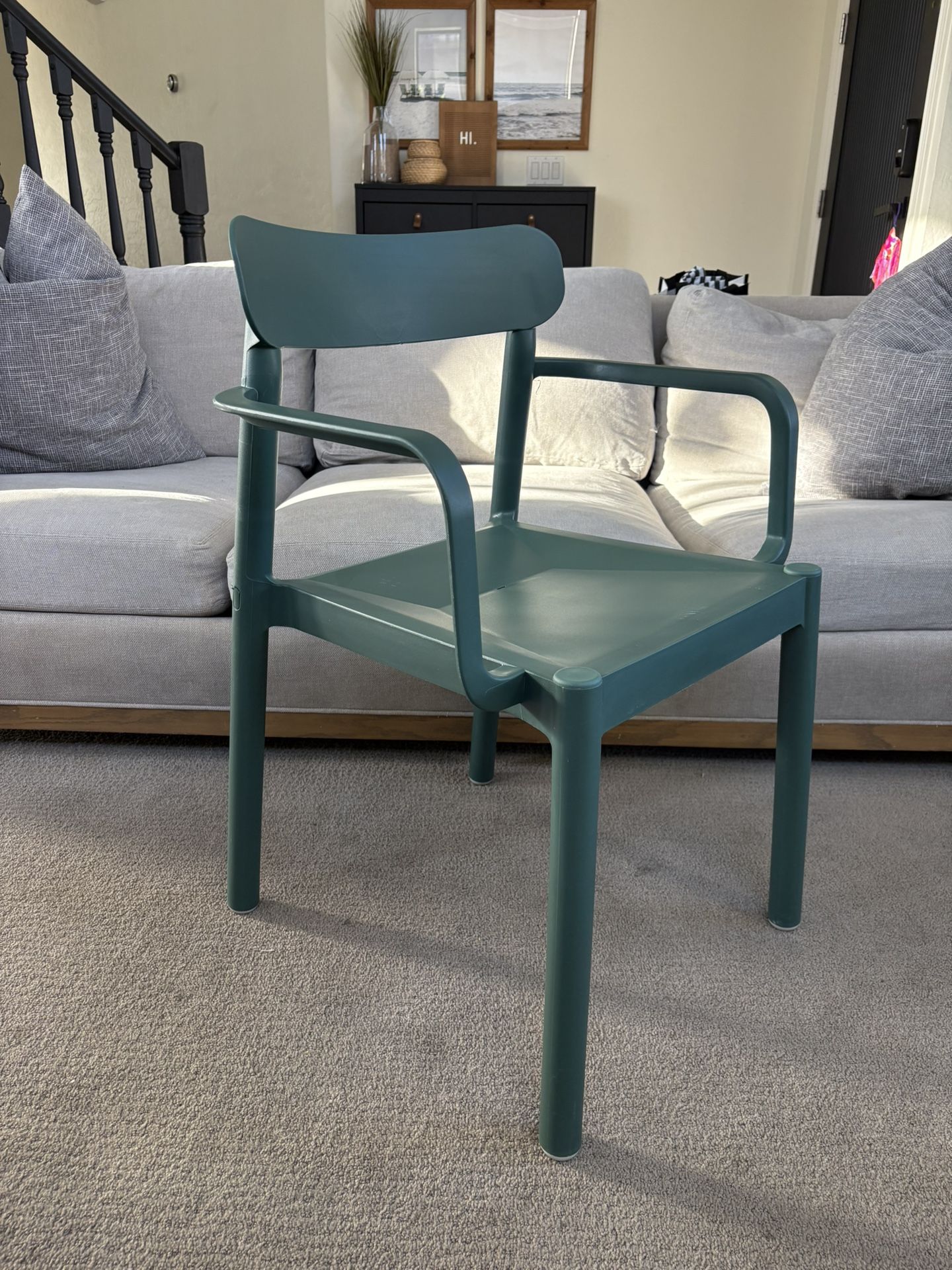 Garbar Elba chair with arms, made of polypropylene and suitable for both indoor and outdoor use.